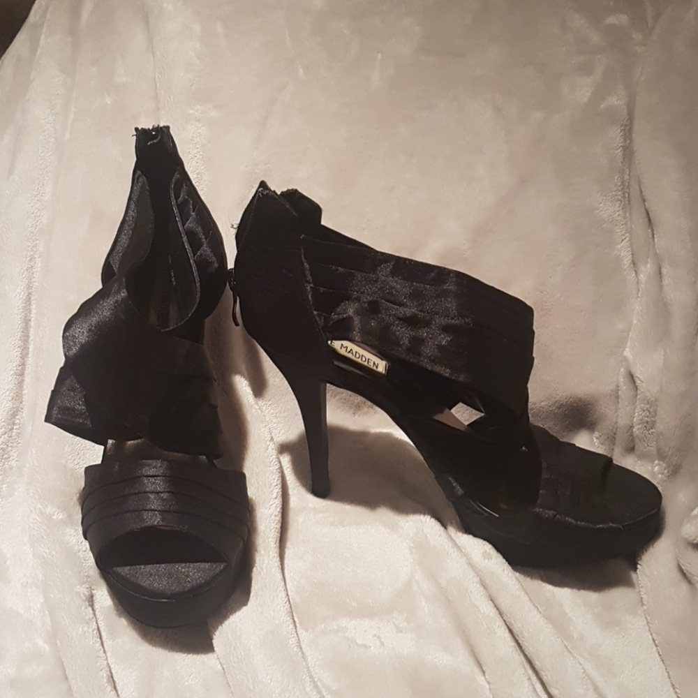 NWOT Steve Madden Goldie pumps